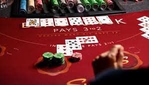 Player hole cards and flop reveal at Texas Hold'em Bonus on pakde4d login